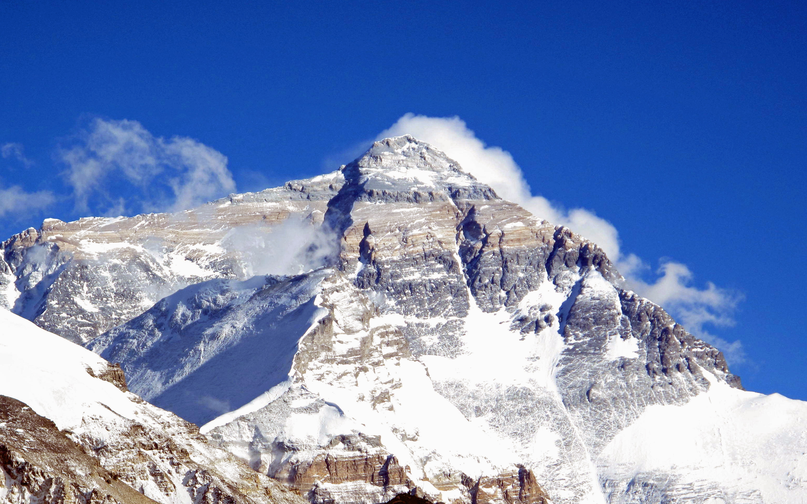 Deadly avalanche hits the south side of Mt Everest